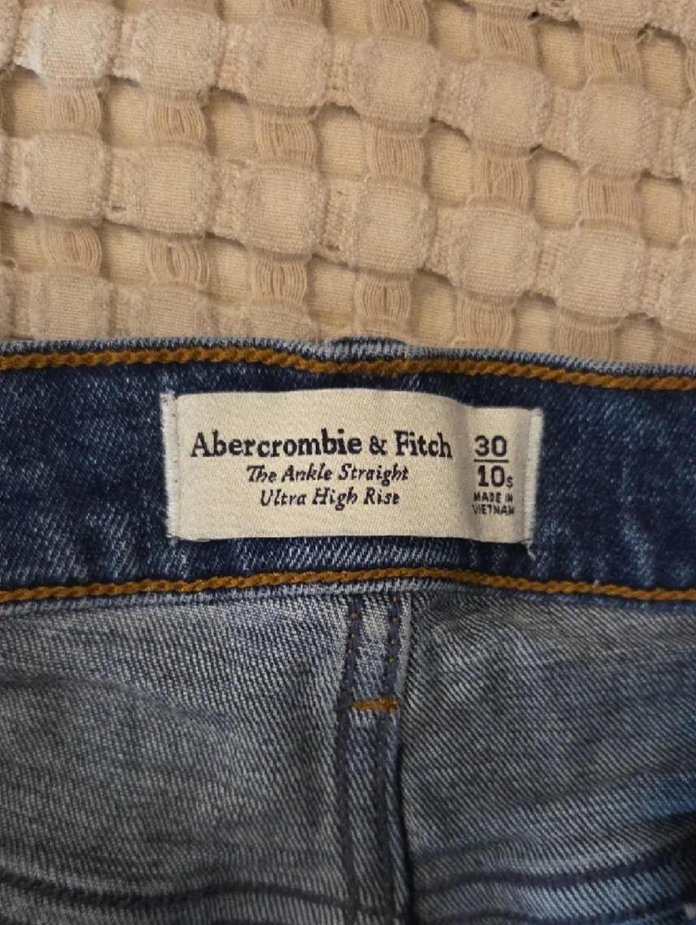 Abercrombie & Fitch Ankle Straight High Rise 30/10 Short - Picture 2 of 7
